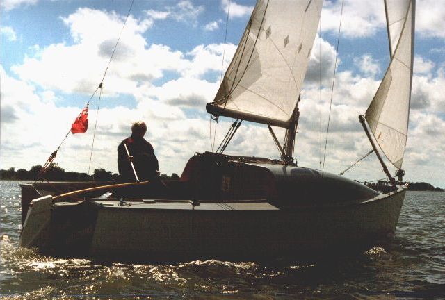 BlueLightning segelt auf dem Fluß Deben, Suffolk, Juli1999